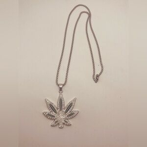 Stainless steel unisex necklace leaf design